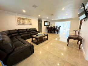 Spacious 4/4 Home Central To All Attractions